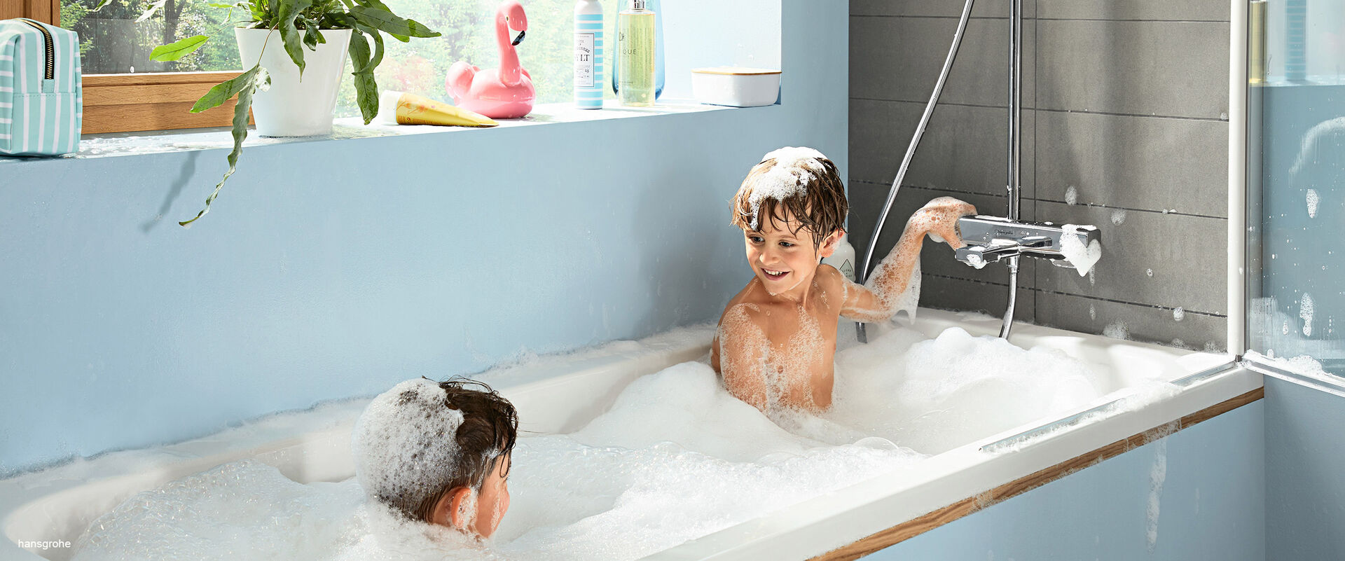 Det er mye som skjer når familie møter bad. De minste forvandler badekaret til et morsomt basseng og tester utførlig holdbarheten til armaturene og baderomsmøblene.